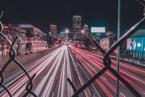 时间流逝的照片、车辆、路过、道路、夜间、电线、围栏、视图 时间流逝的照片、车辆、路过、道路、夜间、电线、围栏、视图