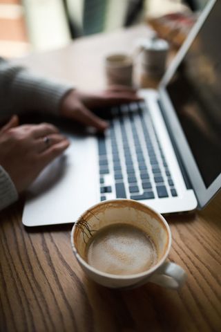 白色陶瓷杯附近的人