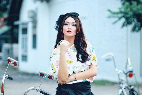 女性、白色、印花、上衣、摆姿势、拍照、美丽、生活方式 女性、白色、印花、上衣、摆姿势、拍照、美丽、生活方式