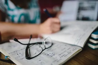 在咖啡馆工作的年轻女子