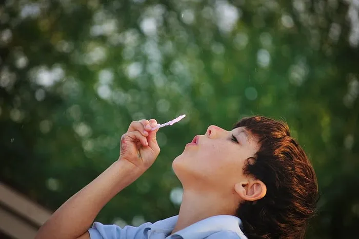 选择性，聚焦摄影，男孩，吹泡泡玩具，孩子，人，可爱