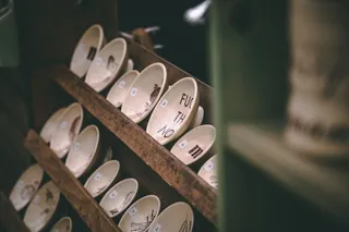 木架上的碟子照片