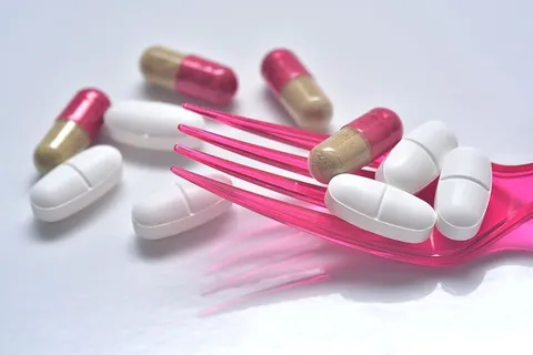 片剂,药物,胶囊,抗生素,叉子,食用,片剂食用,药房 片剂,药物,胶囊,抗生素,叉子,食用,片剂食用,药房