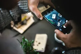 用iPhone拍摄咖啡的男人