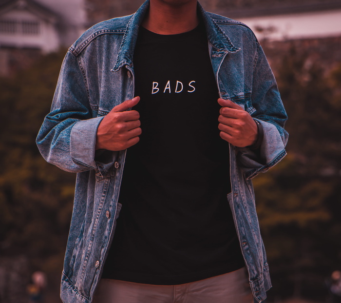 男子穿着蓝色牛仔夹克下的黑色圆领衬衫