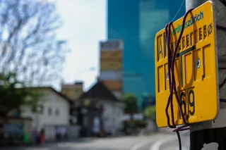 道路标志的特写摄影