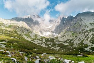 蓝天白云的夏日群山
