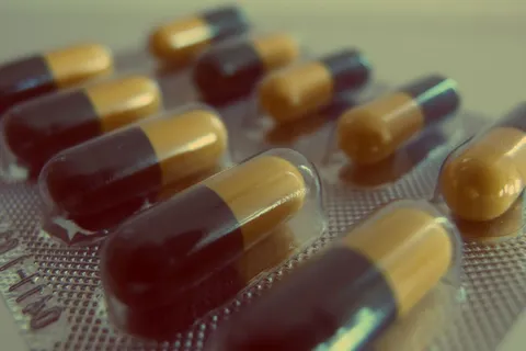 黄色和黑色药物泡罩包装, 丸, 医学, 药物, 胶囊, 丸, 保健和医学, 剂量 黄色和黑色药物泡罩包装, 丸, 医学, 药物, 胶囊, 丸, 保健和医学, 剂量