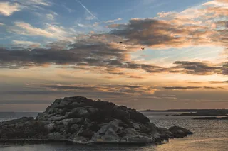 层云下被大海包围的岛屿