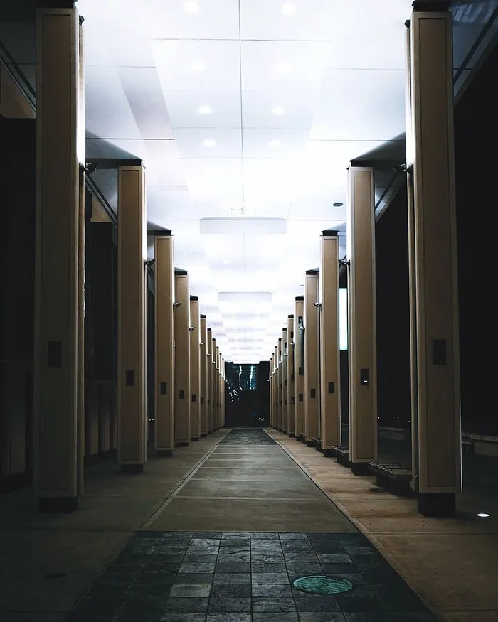 灰色混凝土走廊，狭窄，通道，建筑，建筑，基础设施，走廊，灯光