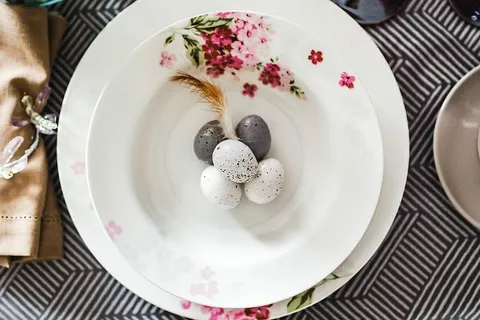 装饰着复活节图案的圆形餐桌 装饰着复活节图案的圆形餐桌