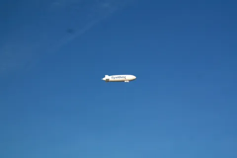 齐柏林飞艇，飞行，刚性飞艇，天空，蓝色，天空，蓝色，航空，白色