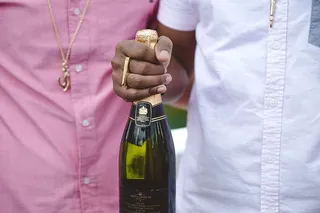 朋友们在户外用香槟庆祝