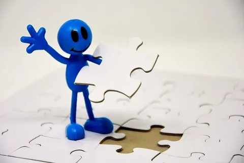 蓝色,人类,图形,持有,拼图块,拼图,最后一部分,成功 蓝色,人类,图形,持有,拼图块,拼图,最后一部分,成功