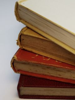 四本彩色精装书