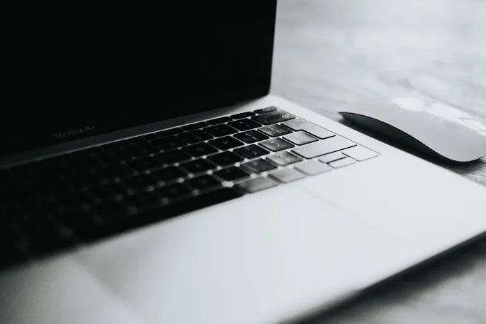 MacBook Pro近魔法鼠标