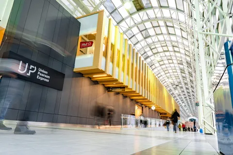 商场内步行的人 商场内步行的人