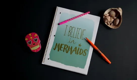 黑色背景，西文脚本，文本，室内，无人，工作室拍摄，食物和饮料，直接在上面