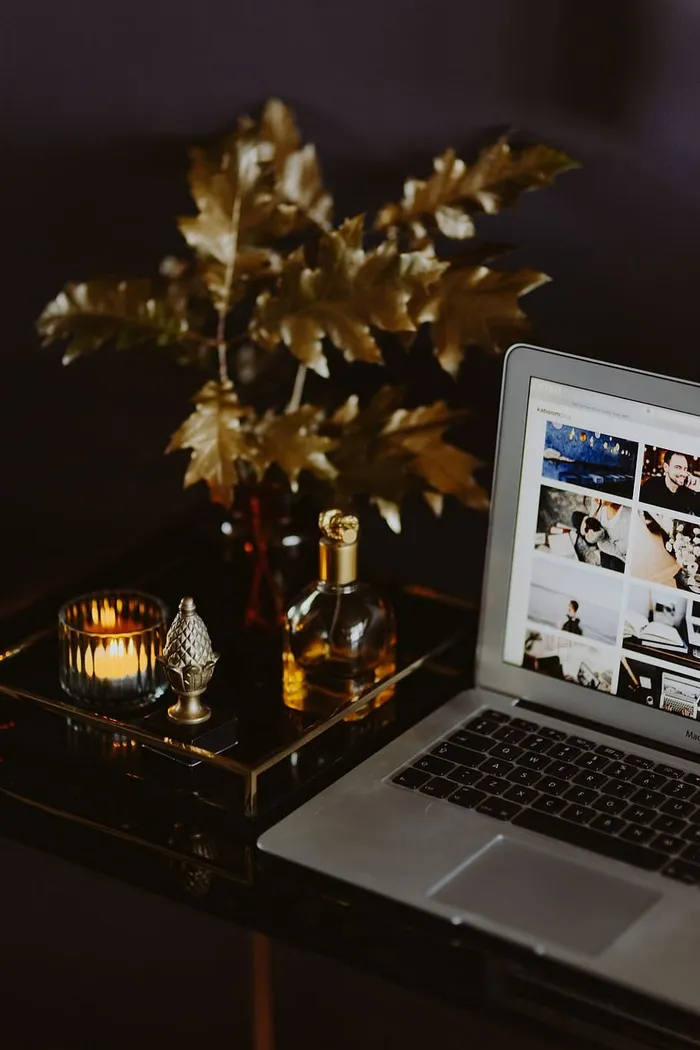 优雅的家庭办公室，金色配饰