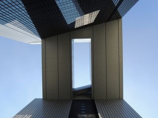 白天两座中间有桥的建筑物的低角度摄影