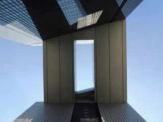 白天两座中间有桥的建筑物的低角度摄影