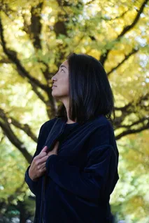 在选择性聚焦摄影中，站在绿叶植物附近的女人