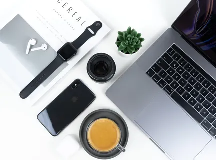 黑色iPhone、苹果手表和MacBook旁的黑色陶瓷杯 黑色iPhone、苹果手表和MacBook旁的黑色陶瓷杯