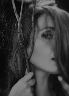 拿着树枝的女人的浅焦摄影 拿着树枝的女人的浅焦摄影