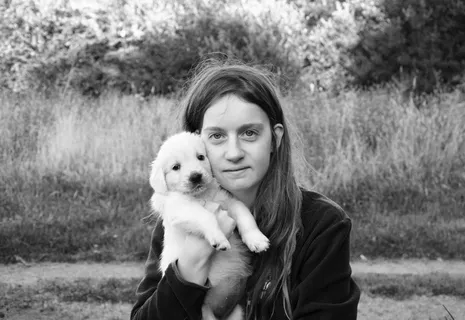 灰色，比例摄影，女人，抱着，小狗，拥抱，女孩，年轻女人