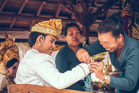 女人把绳子系在男人的袖子上