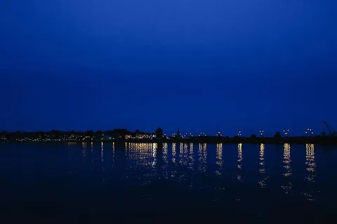 城市灯光在夜间反射在水中