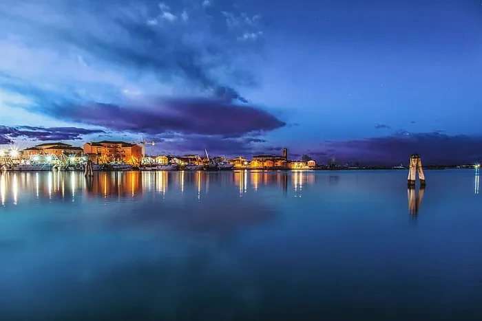 身体、水、蓝色、天空、城市、城市、设施、建筑