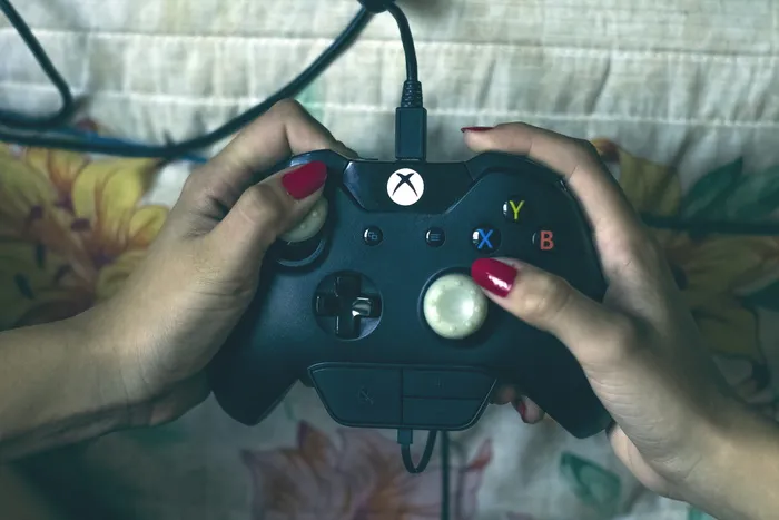 持有Microsoft Xbox One控制器的人员