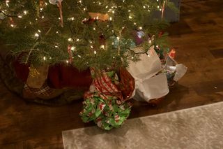 圣诞树，圣诞节，节日，灯，装饰品，打开的礼物，礼物，礼物