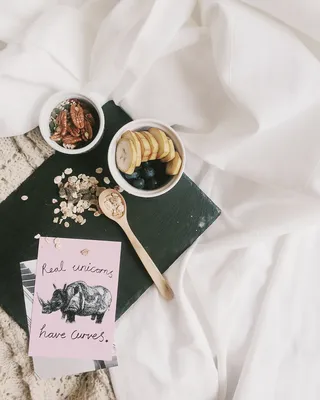 白色水果切片碗旁棕色木勺平放照片