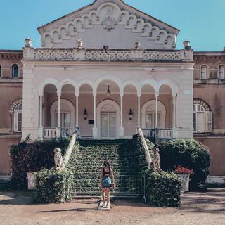 站在白色混凝土房子前的女人