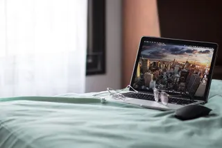 在床上打开MacBook Pro