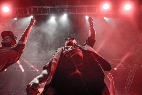 两个人站着举起右手