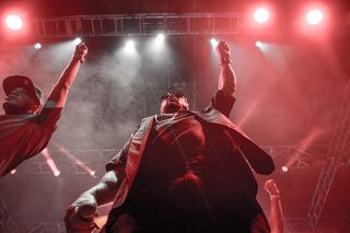 两个人站着举起右手