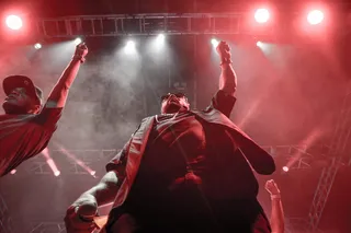 两个人站着举起右手