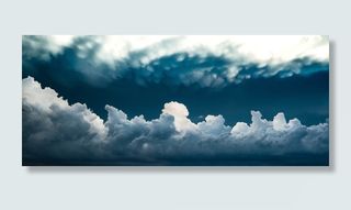 白色和蓝色的石头碎片