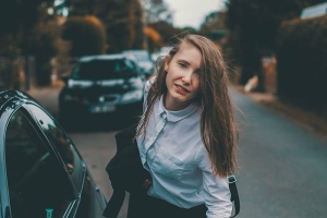 汽车、女孩、人、道路、街道、车辆、女性、交通方式