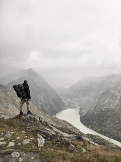 站在岩石上的人 站在岩石上的人