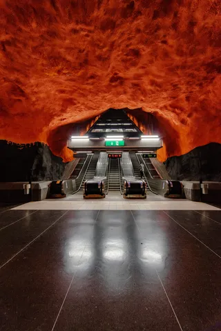 灰色不锈钢无人扶梯