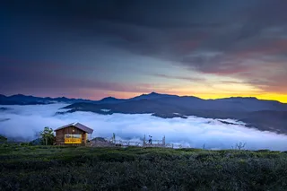 绿色乡村的棕色木屋