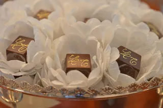 糖果、婚姻、桌子、无人、特写、黄金、室内、铸锭