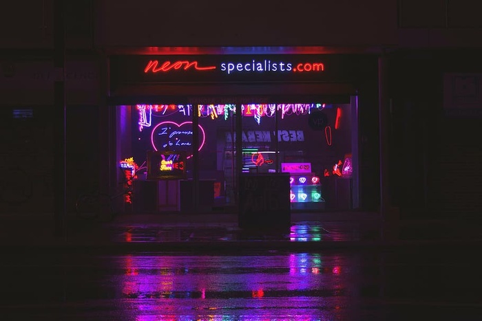 红色霓虹灯标识、霓虹灯、专家、com、商店、黑暗、夜晚、标识