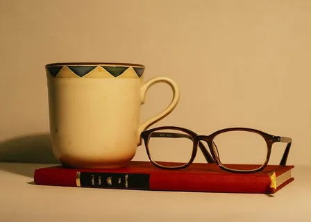 陶瓷,茶杯,旅行者眼镜,顶部,红色,书,杯子,眼镜 陶瓷,茶杯,旅行者眼镜,顶部,红色,书,杯子,眼镜