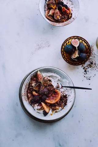 上面有水果的冰淇淋