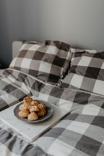 地毯上的蓝色枕头